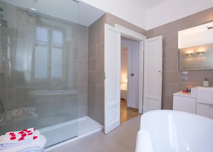 Lucia Βίλα Laglio