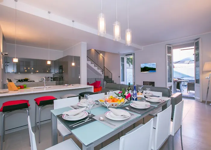 Lucia Βίλα Laglio